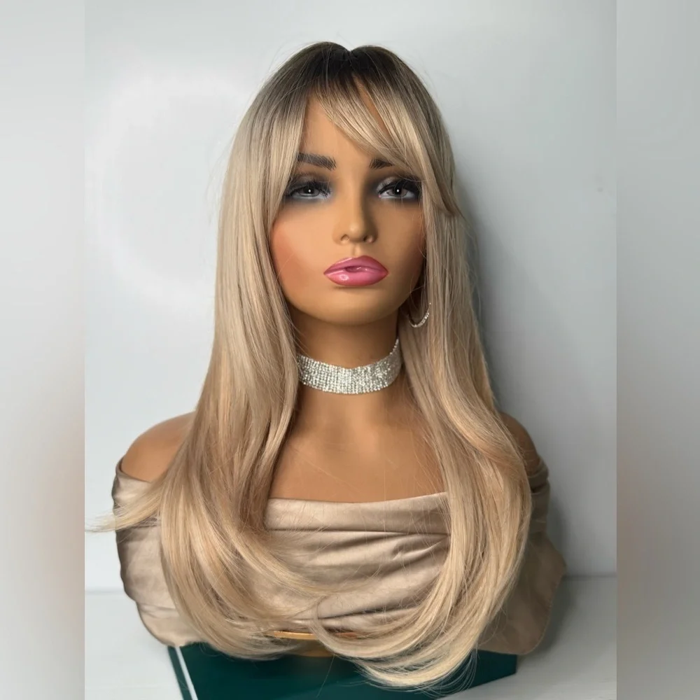 Blonde layered wig - Picture 3 of 11